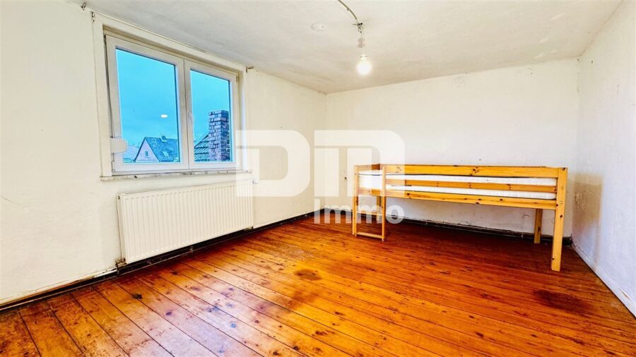 Ein- bis Zweifamilienhaus mit Anbau und Nebengebäude auf großem Grundstück - WE 1 OG Schlaf / Kinderzimmer